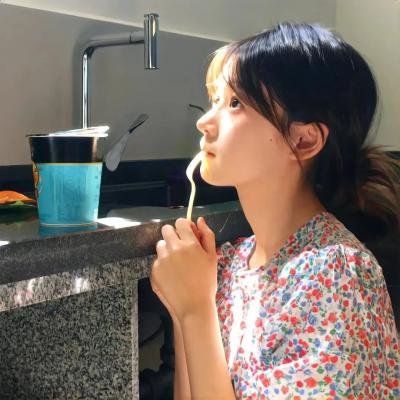 圈内老戏骨被曝私下抽烟，三天三夜豪宅门口画面流出